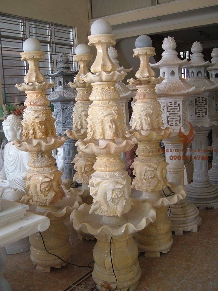 Tháp bi được điêu khắc chế tác từ các khối đá tự nhiên của những nghệ nhân