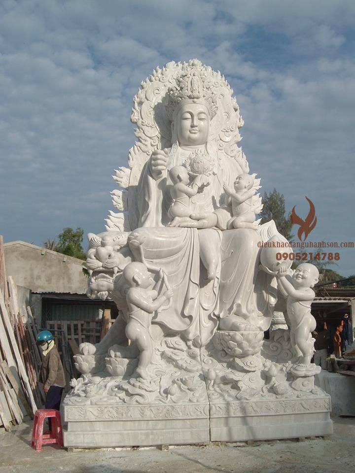 Tượng phật được điêu khắc chế tác từ các khối đá tự nhiên của những nghệ nhân