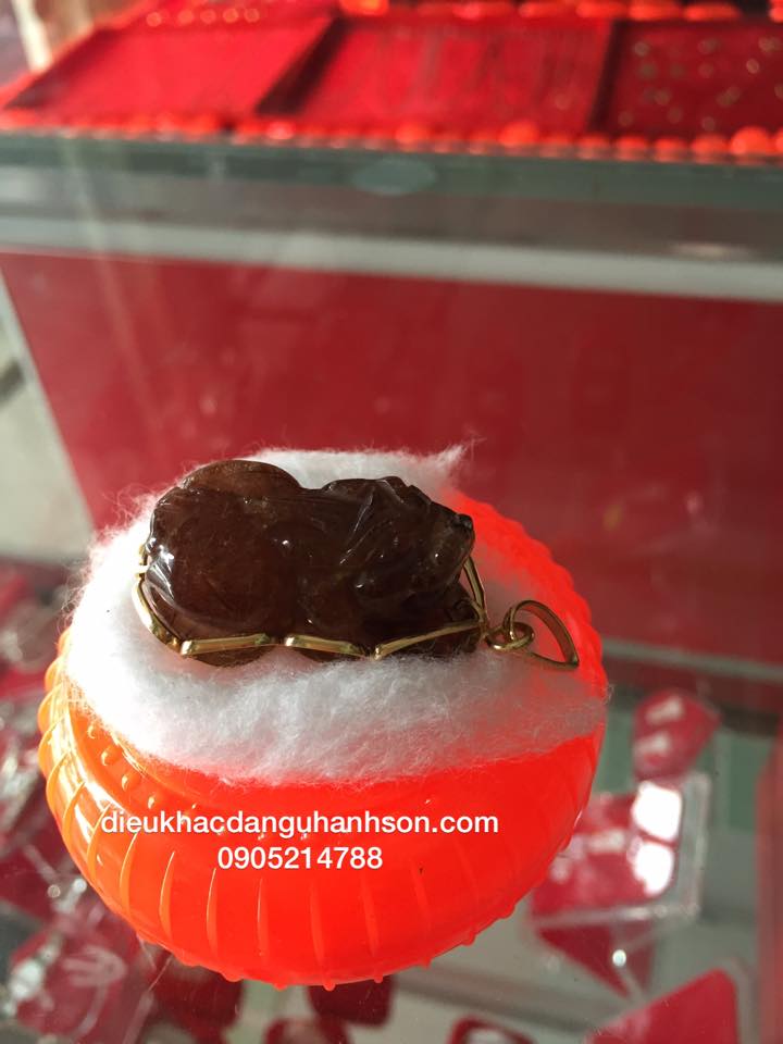 Mặt tỳ hưu đá thạch anh tóc nâu đỏ bọc vàng