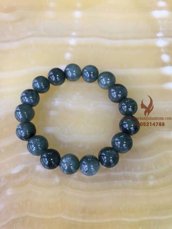 Vòng đeo tay thạch anh xanh bản to 4 cm Thạch Anh không chỉ là một loại đá tự nhiên quý giá mà còn ẩn chứa nhiều khả năng kỳ diệu. Mỗi loại, mỗi màu sắc có một ý nghĩa riêng. Trong đó, Thạch Anh Xanh 