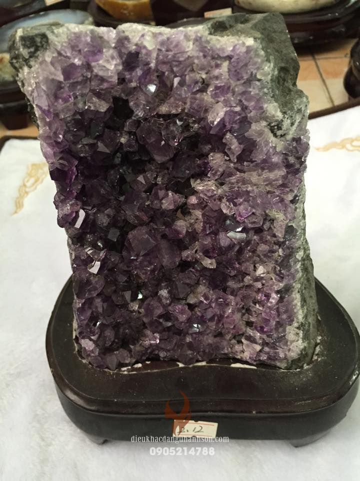 Khối đá thạch anh tím (hang động)