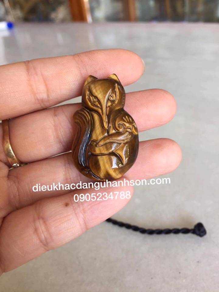 Mặt dây chuyền hồ ly cầm gậy như ý đá mắt hổ thiên nhiên HL02