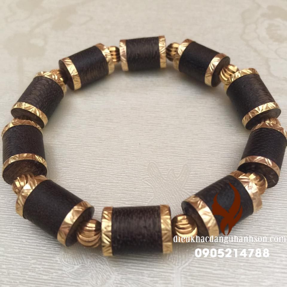 Vòng tay trầm hương Inđô tự nhiên ốp vàng tây 18k (Mã sản phẩm: TH27)