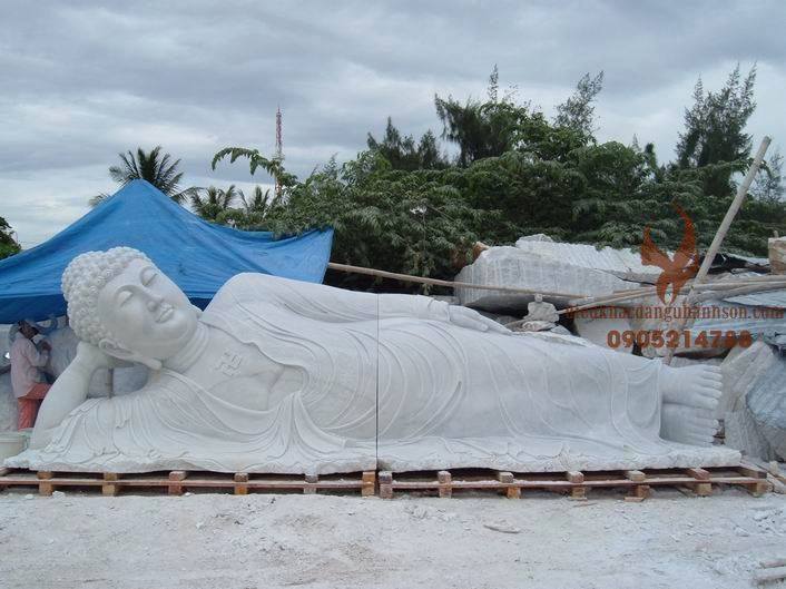 Tượng phật được điêu khắc chế tác từ các khối đá tự nhiên của những nghệ nhân