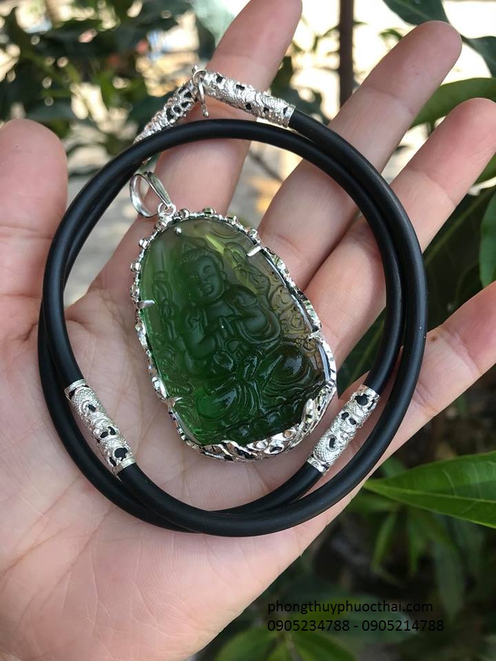 Phật bản mệnh thiên thủ thiên nhãn đá cho tuổi Tý  Đá Pha Lê Moldavite (mã sản phẩm: PBM108)