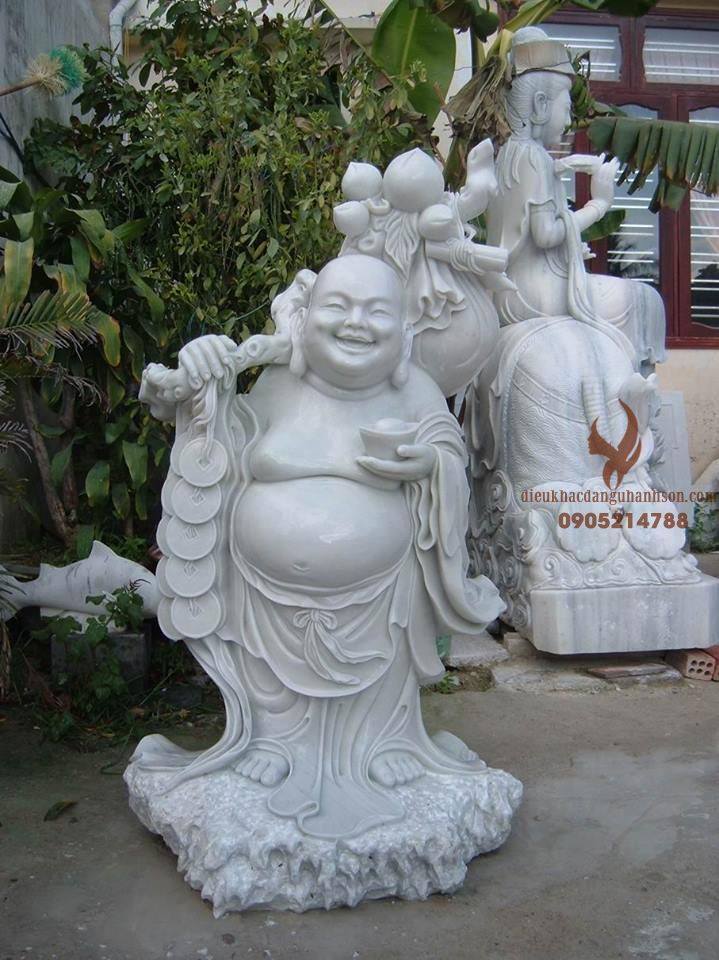 Tượng phật được điêu khắc chế tác từ các khối đá tự nhiên của những nghệ nhân