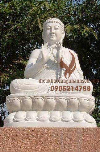 Tượng phật được điêu khắc chế tác từ các khối đá tự nhiên của những nghệ nhân