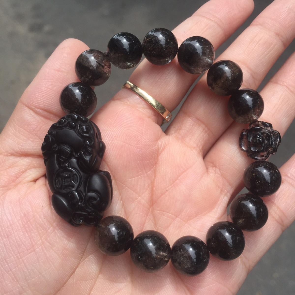 Vòng tay tỳ hưu obisidian mix hoa mẫu đơn thạch anh tóc đen VTTH141