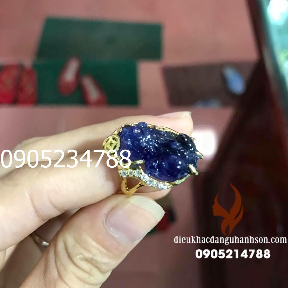Nhẫn tỳ hưu saphia thiên nhiên ốp vàng tây 10K (Mã sản phẩm: TH31)