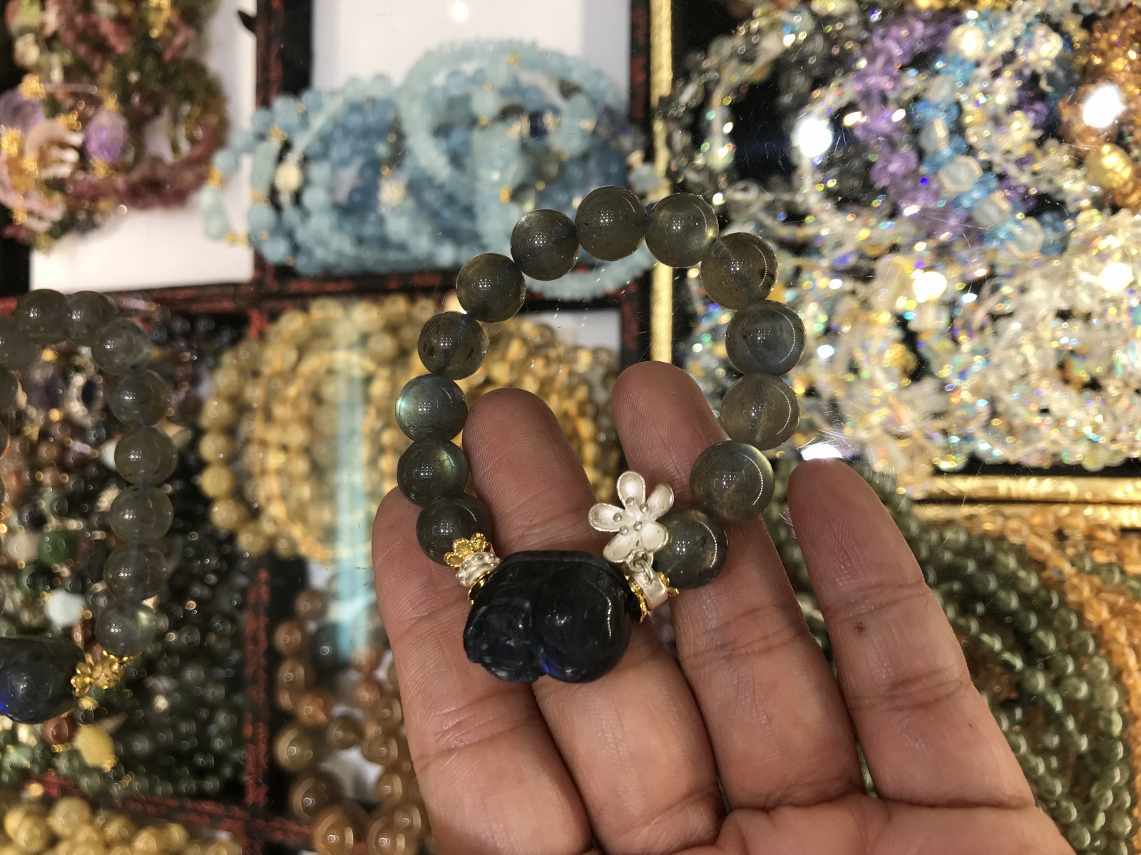 Vòng tay đá Labradorite  xà cừ thiên nhiên mix charm bạc ta (Mã sản phẩm: VT34)