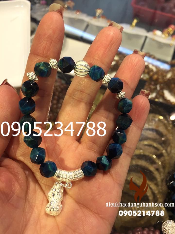 Vòng tay đá mắt hổ xanh dương mix charm bạc ta (Mã sản phẩm: VTPK07)