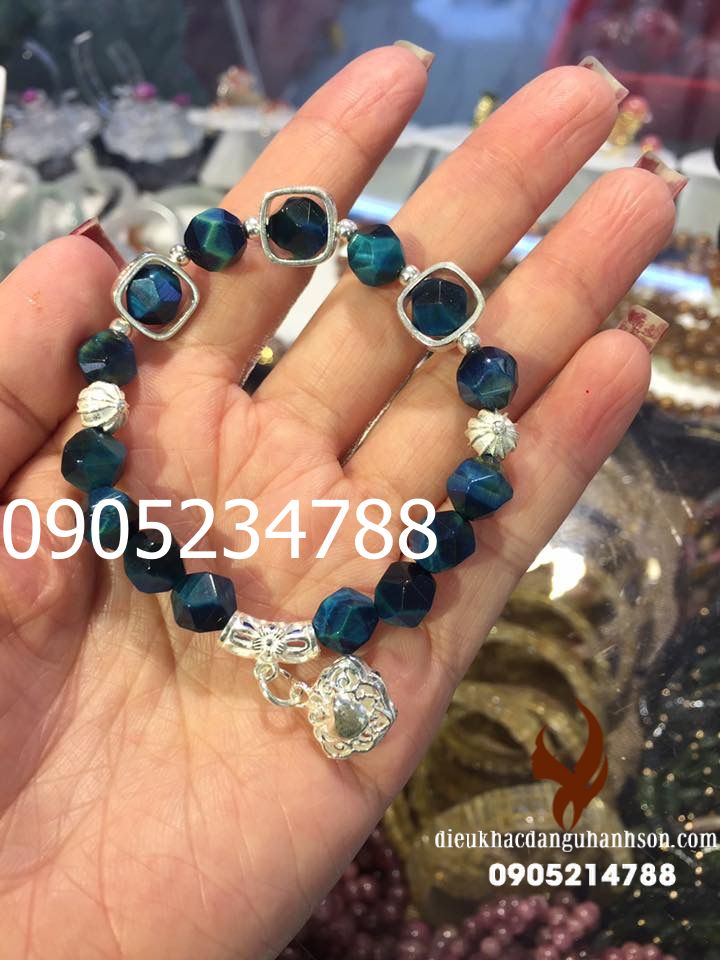 Vòng tay đá mắt hổ xanh dương mix charm bạc ta (Mã sản phẩm: VTPK08)