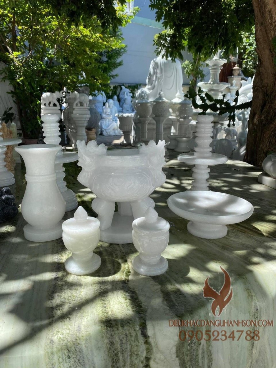Bộ đồ thờ cúng đá trắng non nước nguyên khối (Lư hương, chân đèn, hủ nước, bồng hoa quả, trái cây) (Mã sản phẩm: TC02)