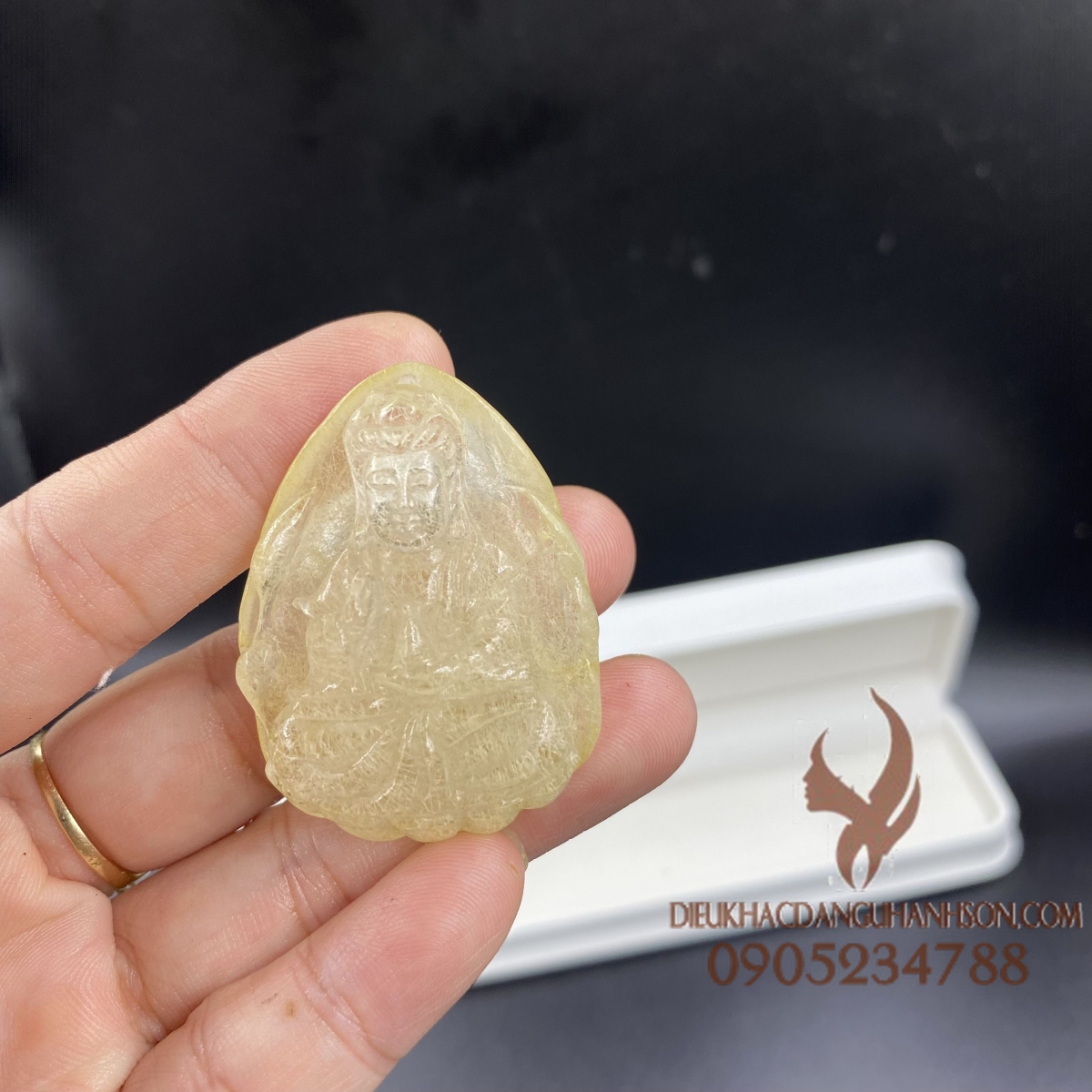 Mặt dây chuyền phật Quan Âm thạch anh tóc vàng ánh bạch kim thiên nhiên (Mã sản phẩm: QA35)