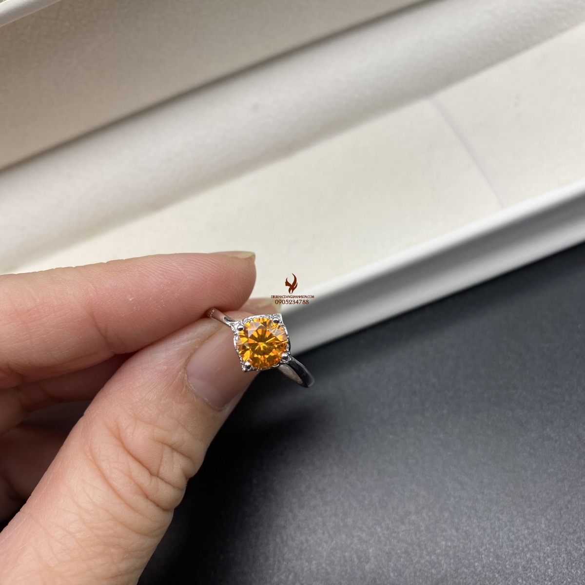 Nhẫn kim cương Moissanite Vàng Yellow 6,5 ly lên vàng trắng (Mã sản phẩm: KC16)