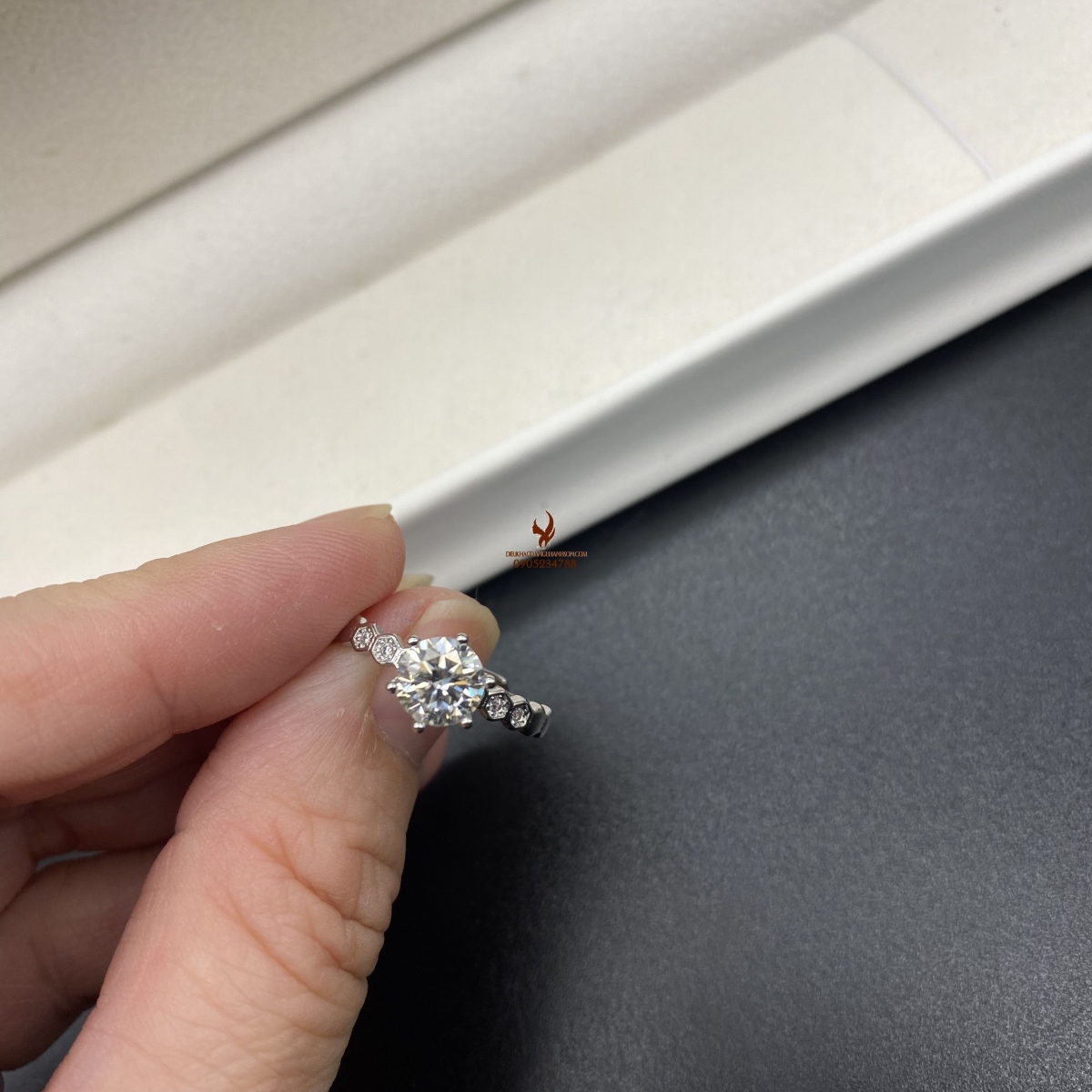 Nhẫn kim cương Moissanite trắng 6,5 ly lên vàng trắng (Mã sản phẩm: KC15)