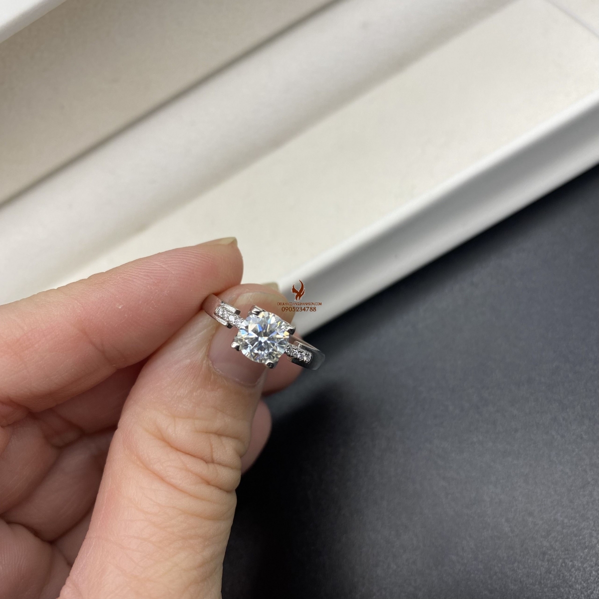Nhẫn kim cương Moissanite trắng 6,5 ly lên vàng trắng (Mã sản phẩm: KC14)