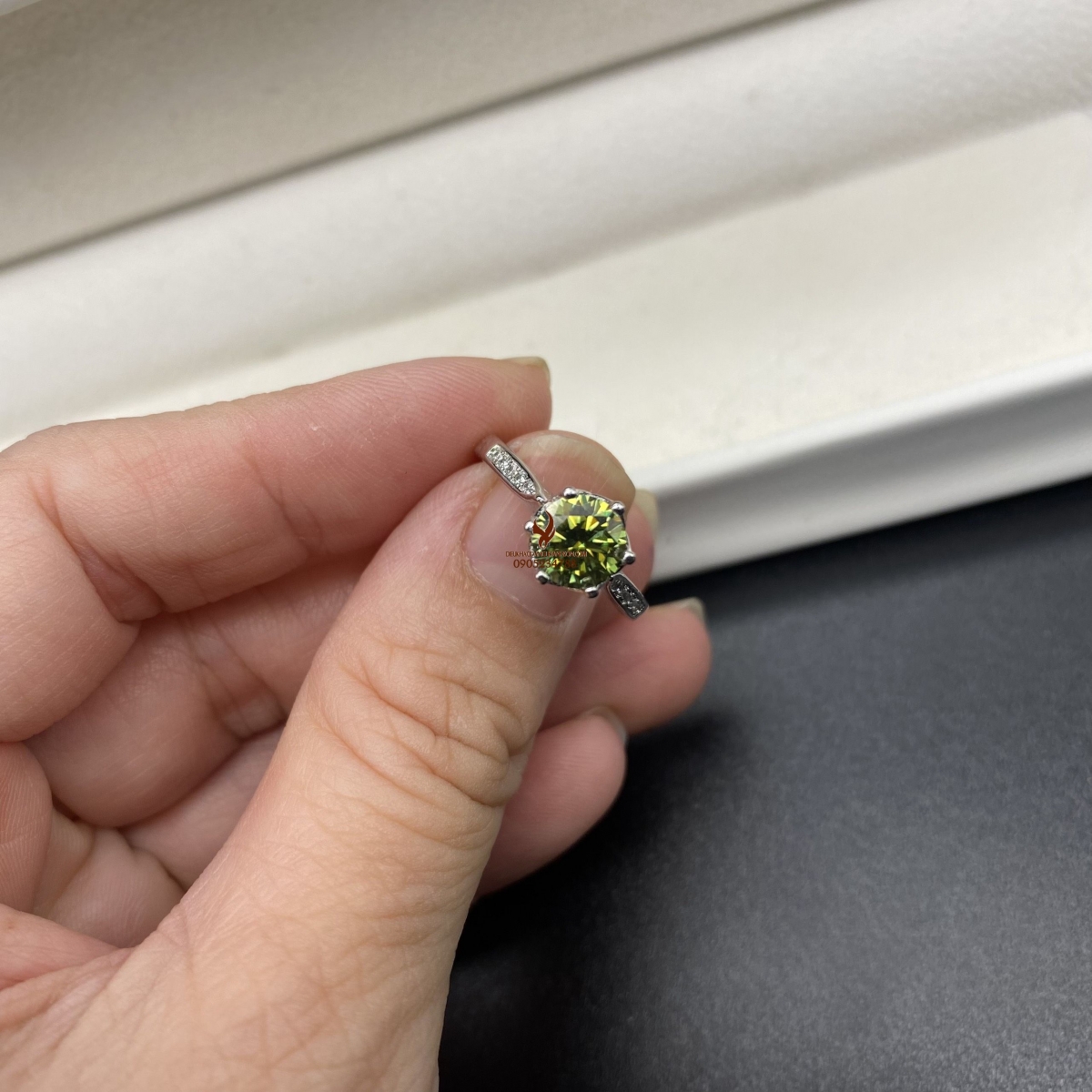 Nhẫn kim cương Moissanite xanh green 6,5 ly lên vàng trắng (Mã sản phẩm: KC13)