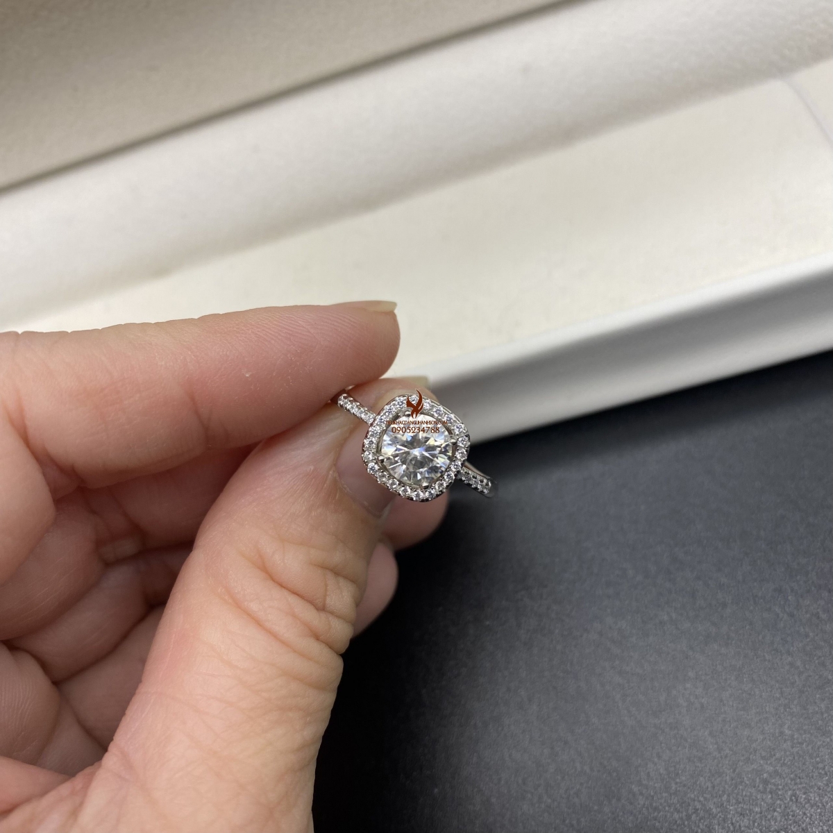 Nhẫn kim cương Moissanite trắng 6,5 ly lên vàng trắng (Mã sản phẩm: KC12)
