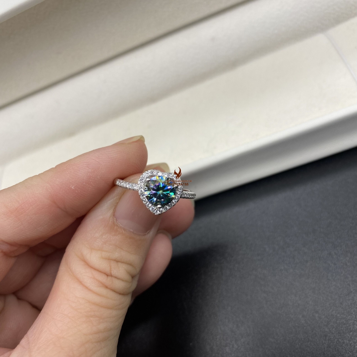 Nhẫn kim cương Moissanite 7 màu 6,5 ly lên vàng trắng (Mã sản phẩm: KC11)