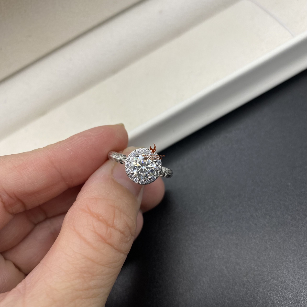 Nhẫn kim cương Moissanite trắng 6,5 ly lên vàng trắng (Mã sản phẩm: KC10)