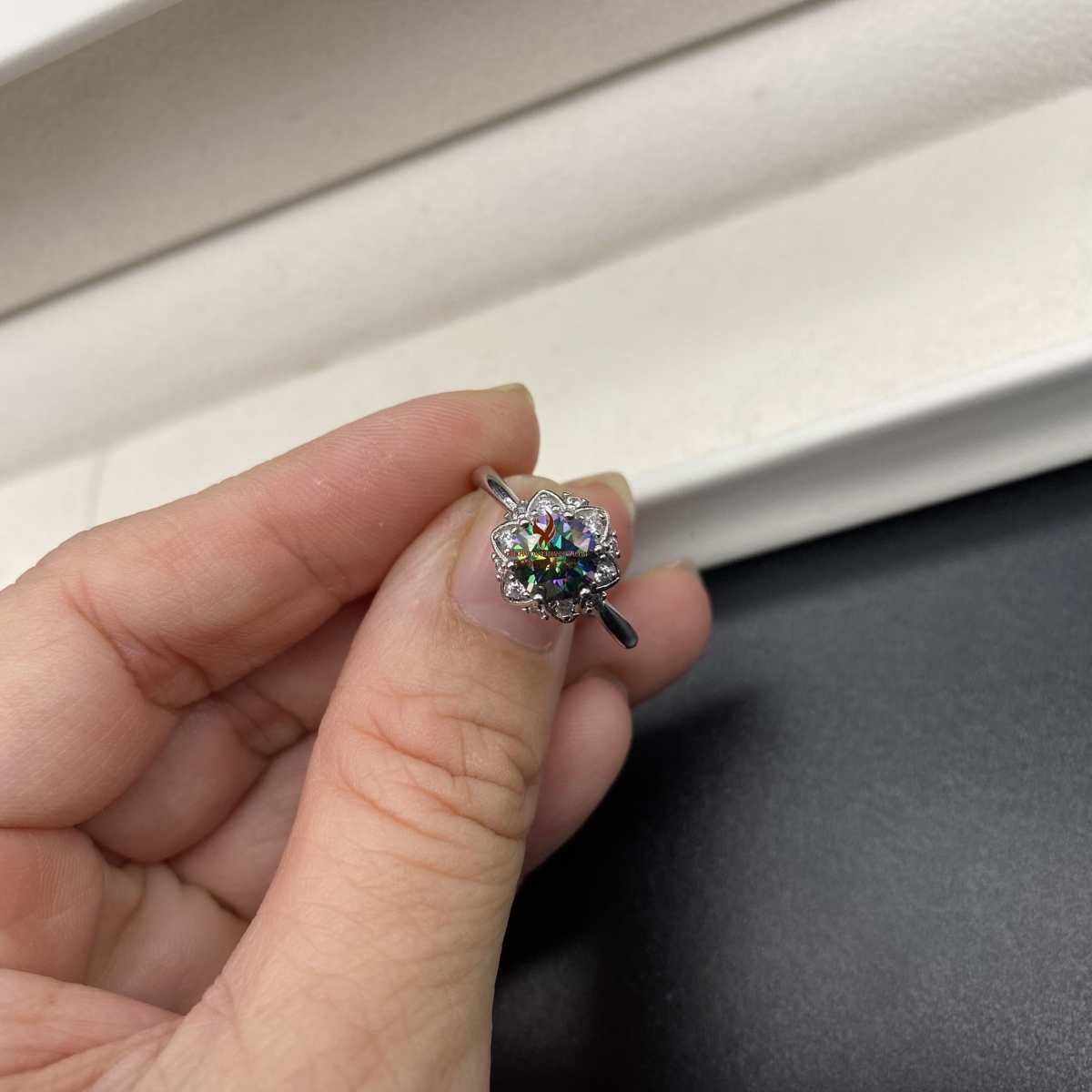 Nhẫn kim cương Moissanite 7 màu 6,5 ly lên vàng trắng (Mã sản phẩm: KC09)