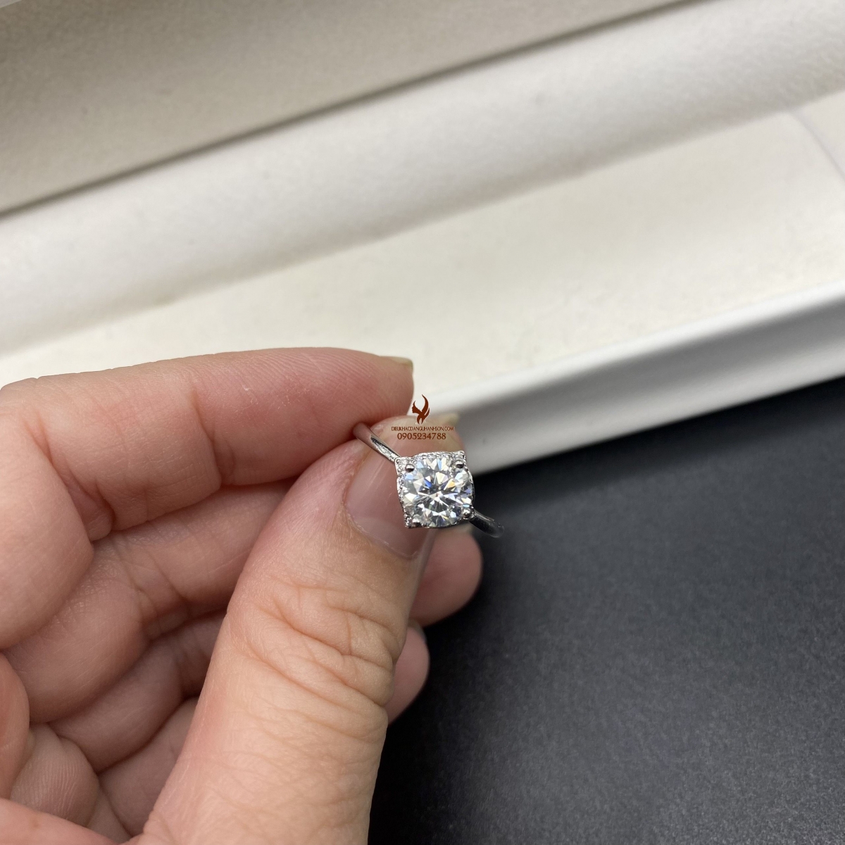 Nhẫn kim cương Moissanite màu trắng lên vàng trắng (Mã sản phẩm: KC08)