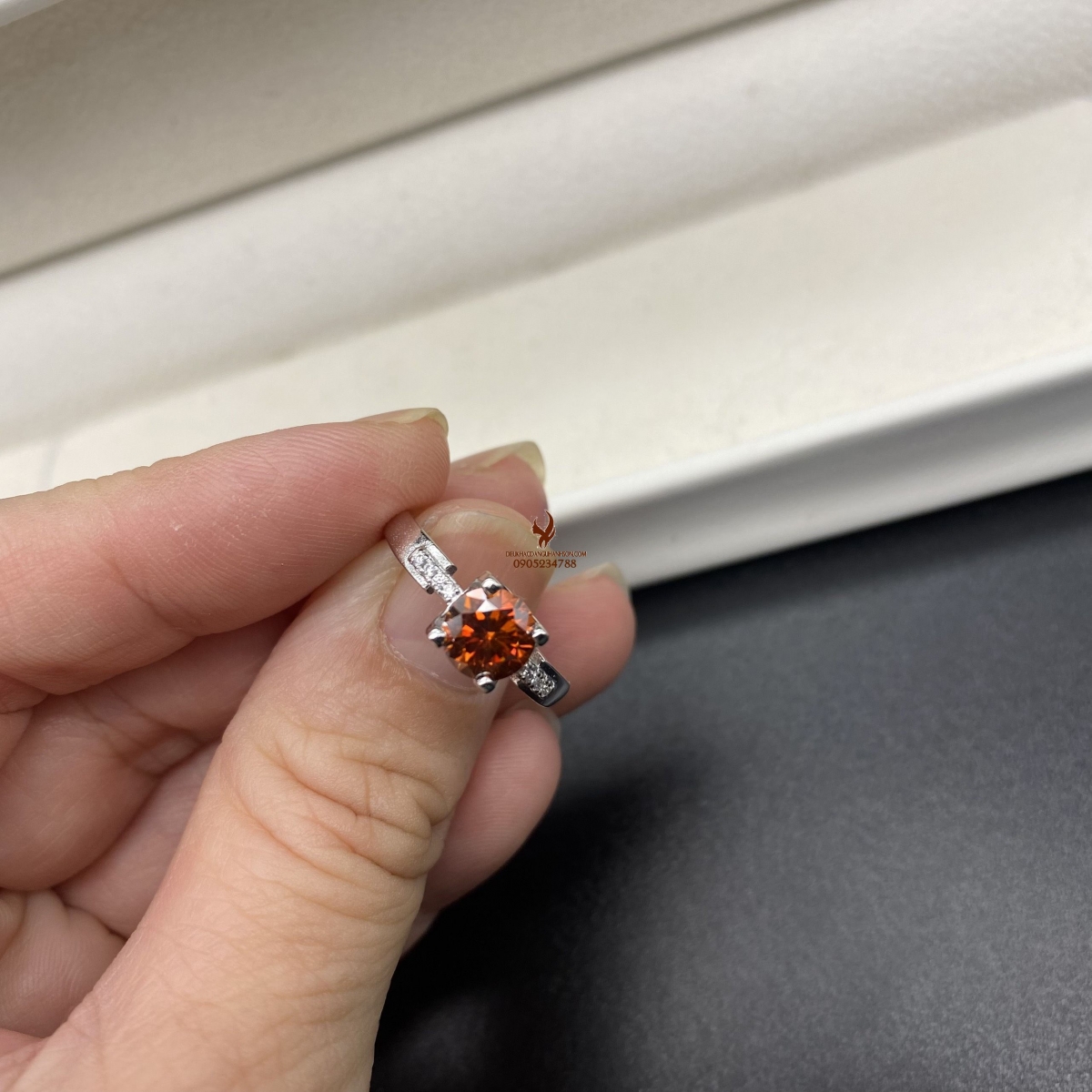 Nhẫn kim cương Moissanite màu đỏ lên vàng trắng (Mã sản phẩm: KC08)