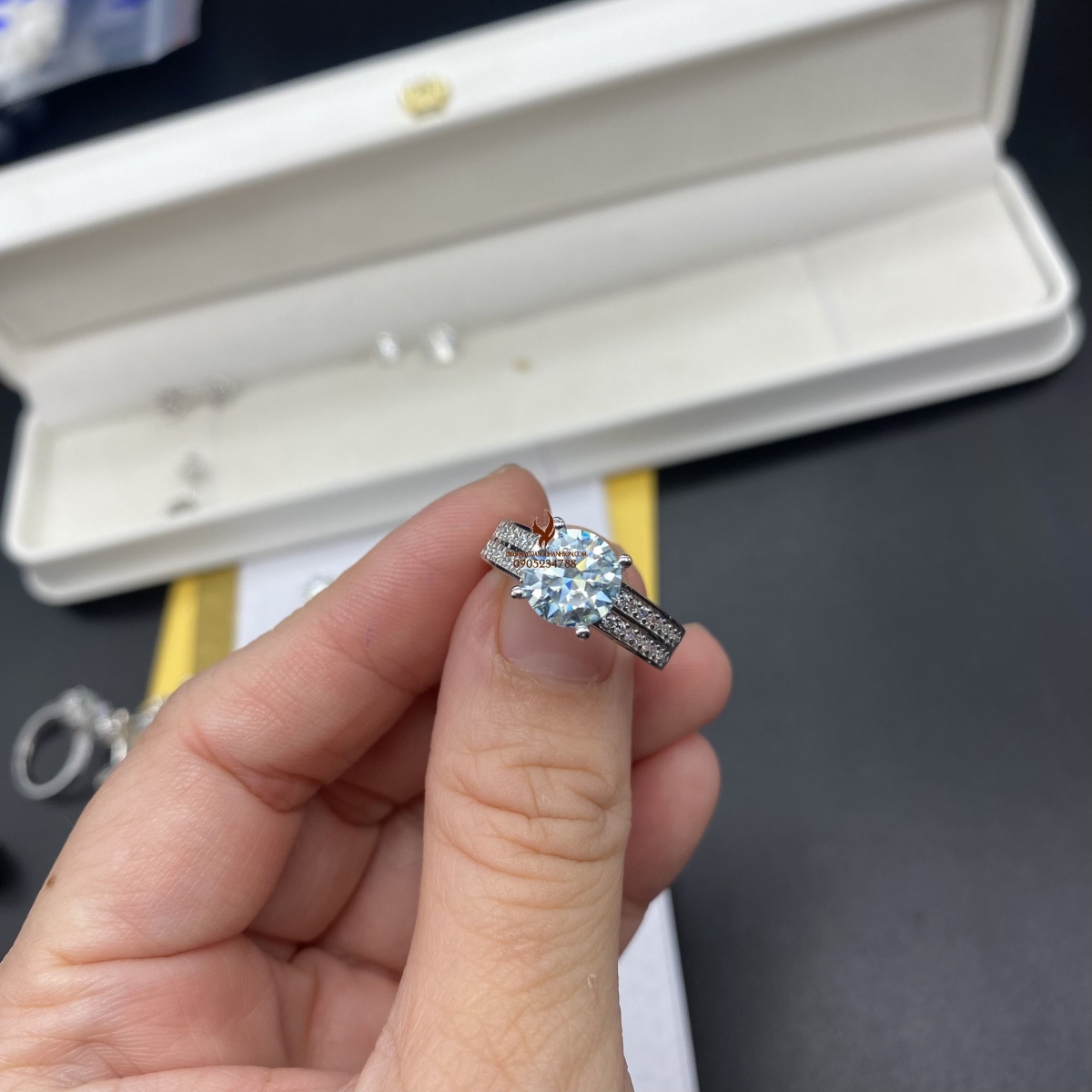 Nhẫn kim cương Moissanite 6,5 ly lên vàng trắng (Mã sản phẩm: KC18)