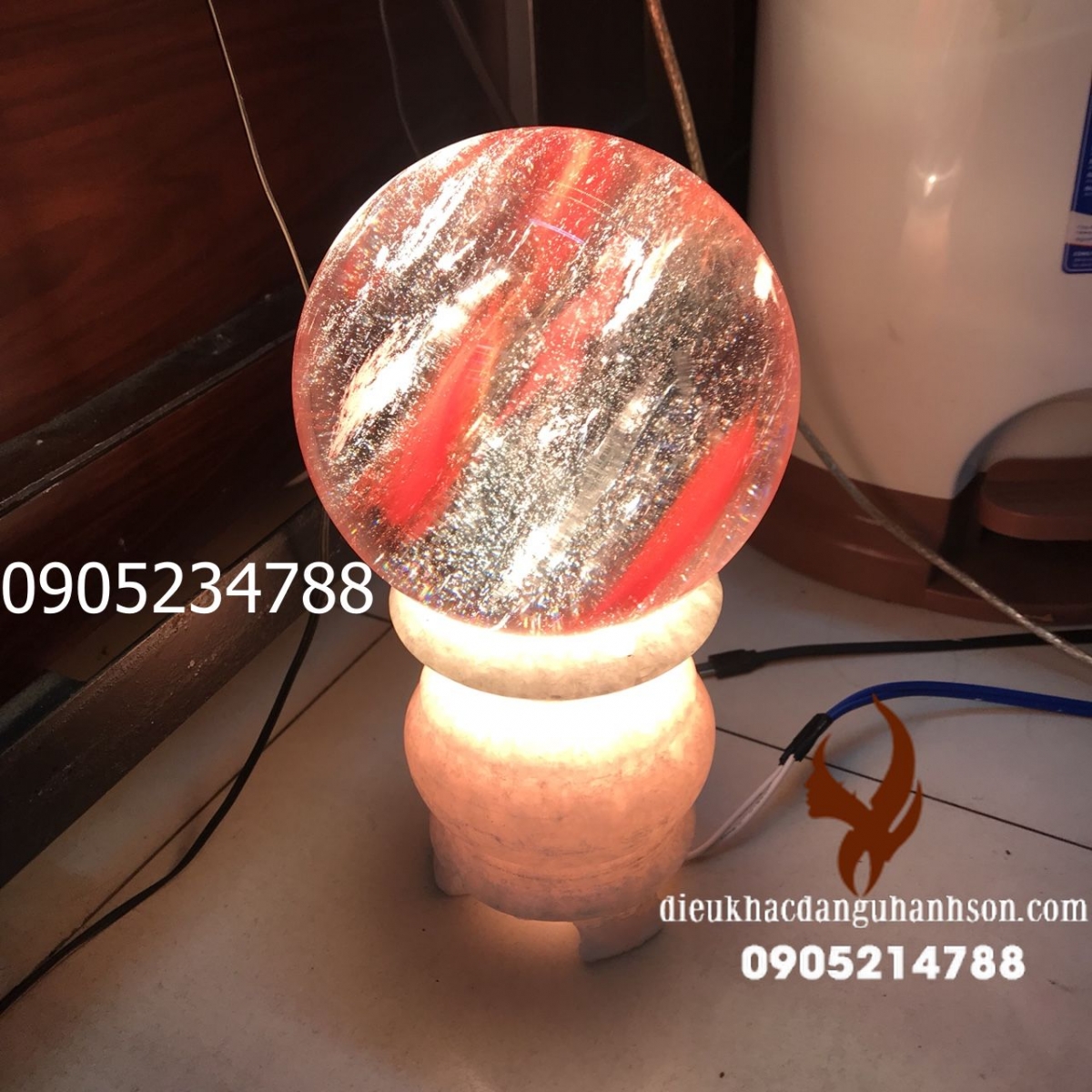 Quả cầu đỏ vân mây kèm đế đèn đá trắng tự nhiên QC47, đường kính 12cm