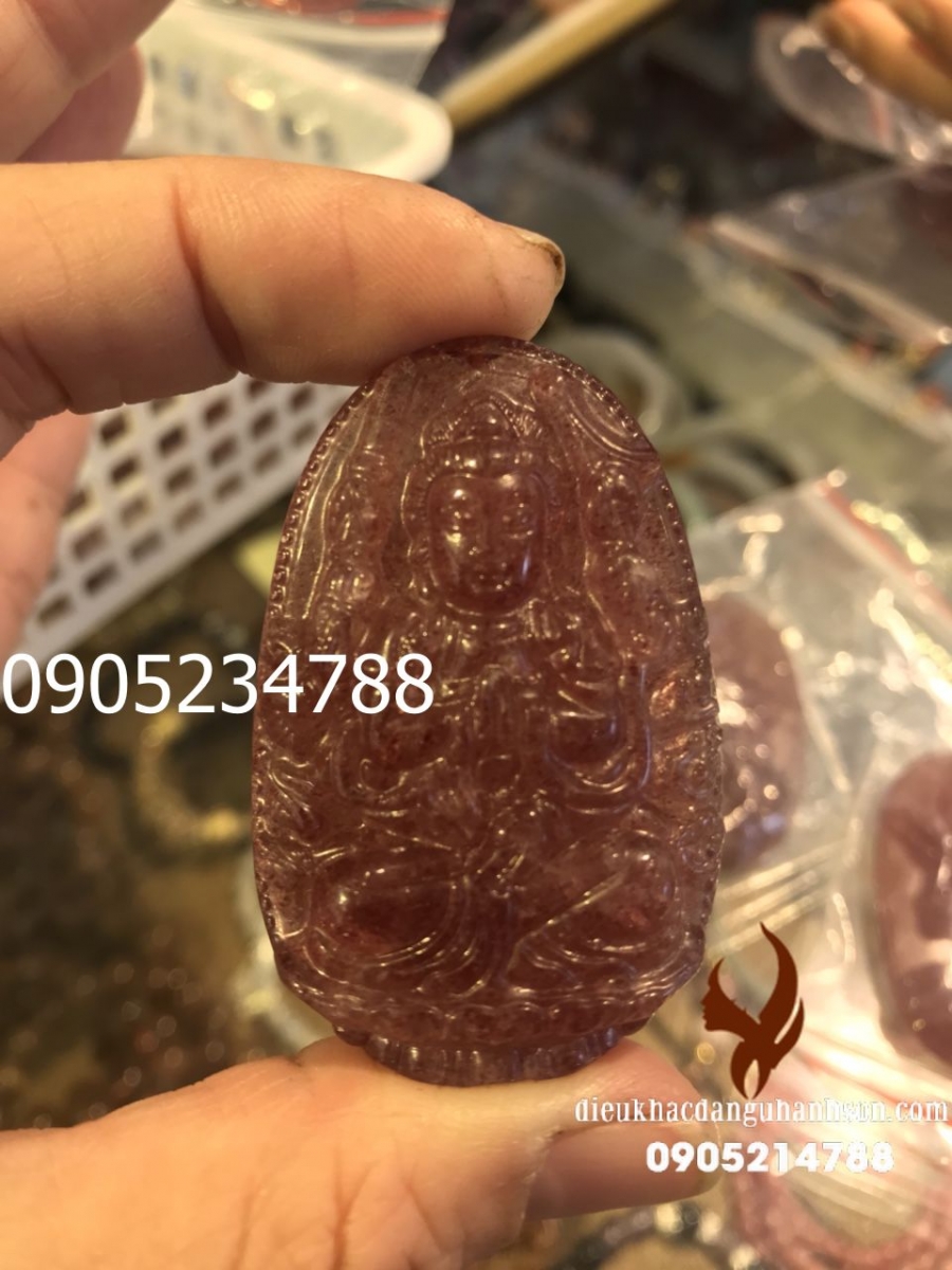 Mặt dây chuyền Phật Thiên thủ thiên nhãn thạch anh dâu tây cho tuổi Tý PBM76