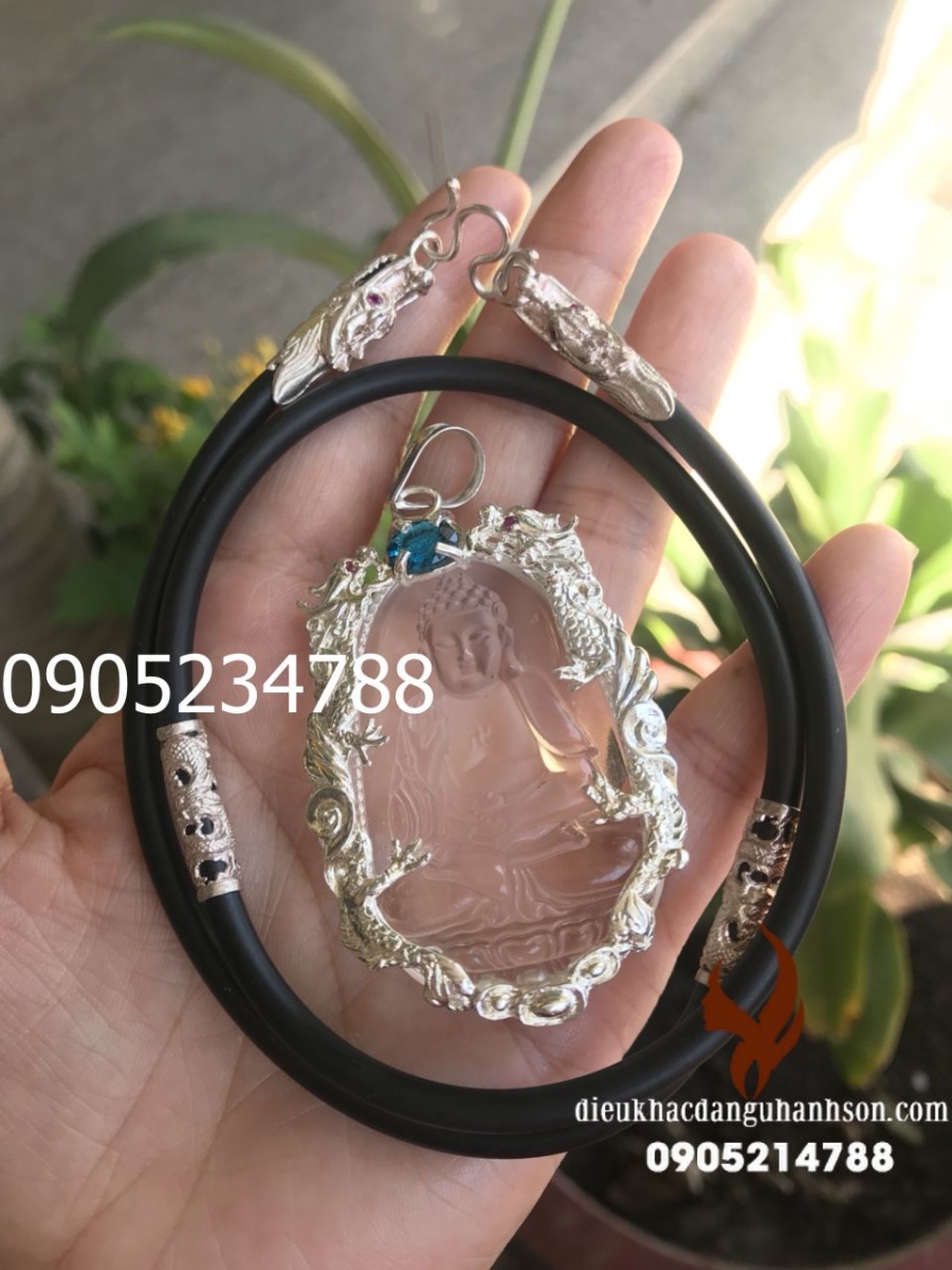 Phật Bản Mệnh A Di Đà Cho Tuổi Tuất Và Hợi Đá thạch anh lưu ly ốp bạc rồng cuộn kèm dây rồng (Mã Sản Phẩm: PBM94)