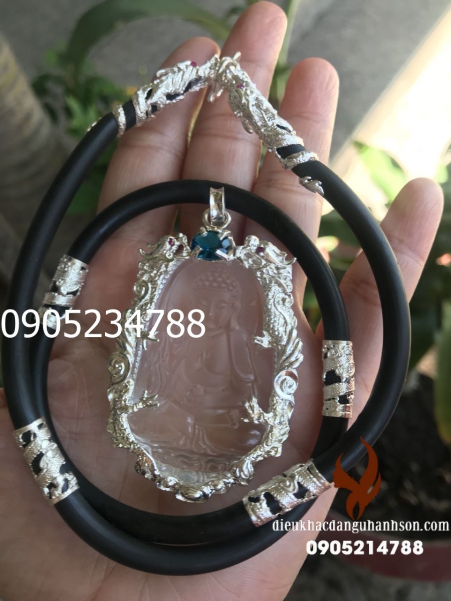 Phật Bản Mệnh A Di Đà Cho Tuổi Tuất Và Hợi Đá thạch anh lưu ly ốp bạc rồng cuộn kèm dây rồng (Mã Sản Phẩm: PBM95)